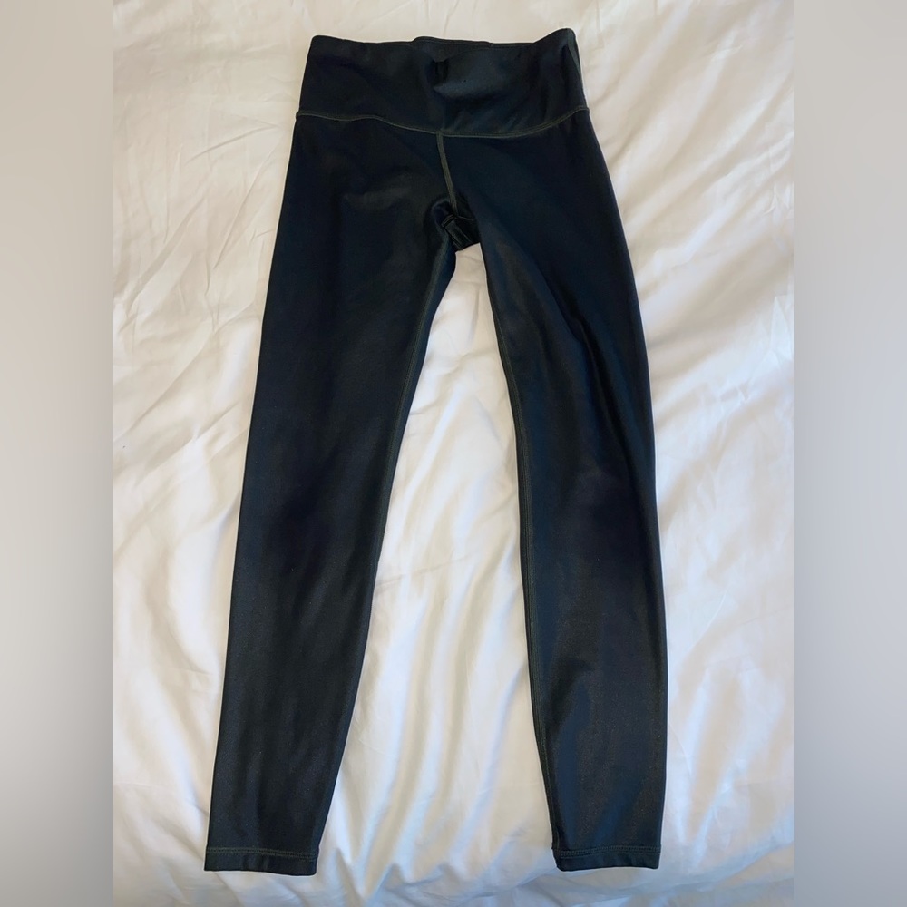 Shiny black leggings